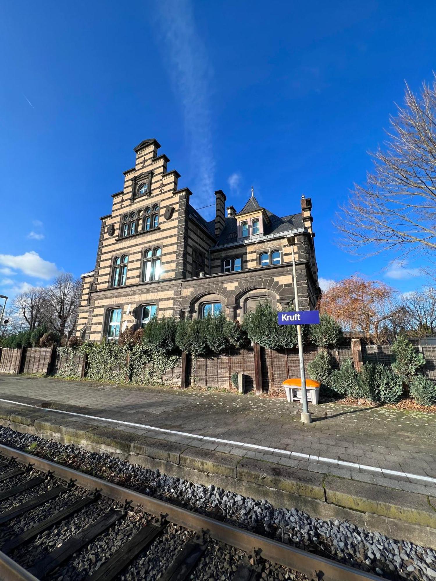 Bahnhofsromantik Trifft Luxus - Alter Bahnhof Von Kruft Exterior foto