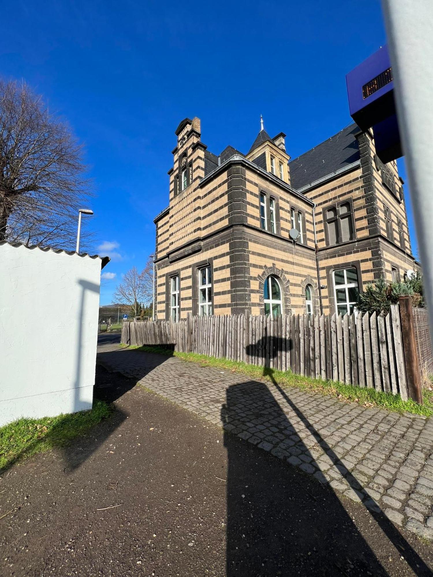 Bahnhofsromantik Trifft Luxus - Alter Bahnhof Von Kruft Exterior foto